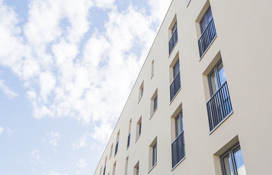 Fassade eines mehrgeschossigen Wohngebäudes im Quartier Gartenstadt 2.0 – Quartier Immergrün in Jena