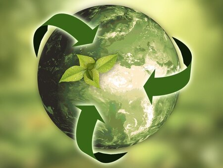 Recycling-Symbol vor einer Erdkugel als Symbol für die Rückführung von Kalksandstein-Rezyklat in den Herstellungsprozess