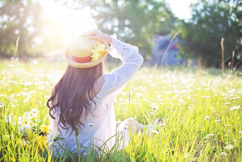 Frau in einer begrünten Landschaft als Symbol für Vegetation und Stadtgrün