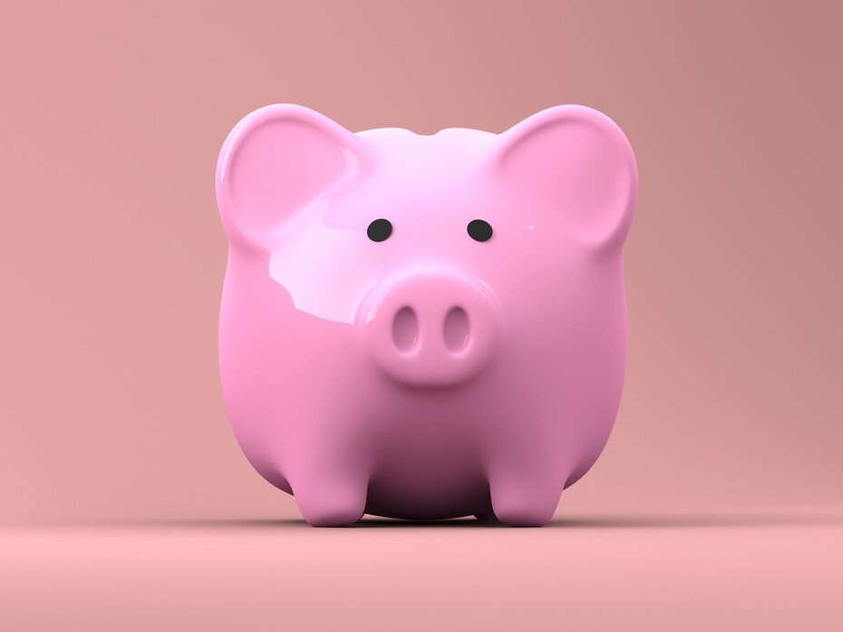 Rosa Sparschwein vor hellem Hintergrund als Symbol für Wirtschaftlichkeit und Kostenersparnis beim Bauen mit Kalksandstein.