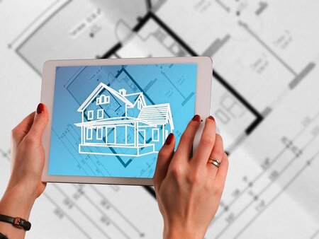 Tablet mit Gebäudeplanung als Symbol für die Planung von Außenwandkonstruktionen
