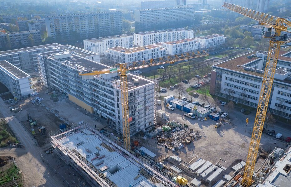 Wohnungsbau unter Druck: Baustelle des Projekts „Europa-Karree“ in Erfurt als Symbol für die anhaltende Wohnungsbaukrise mit steigenden Baukosten, hohen Zinsen und unsicheren Förderbedingungen nach einem Jahr Bundesregierung Merz.