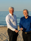 Jan Dietrich Radmacher übergibt am Strand in Danzig symbolisch den Staffelstab an Frederic Dörlitz.